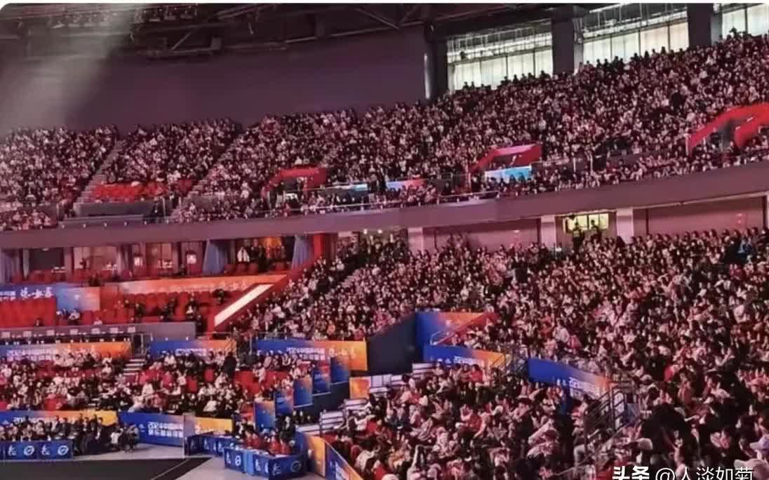 惊险场面频频上演，赛场火爆异常引人注目